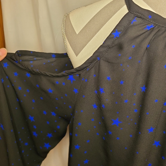 Torrid Cold Shoulder Star Top Black & Blue Size 2 - Picture 12 of 13
